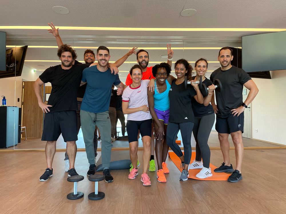 Ginástica laboral em empresa com grupo de colaboradores