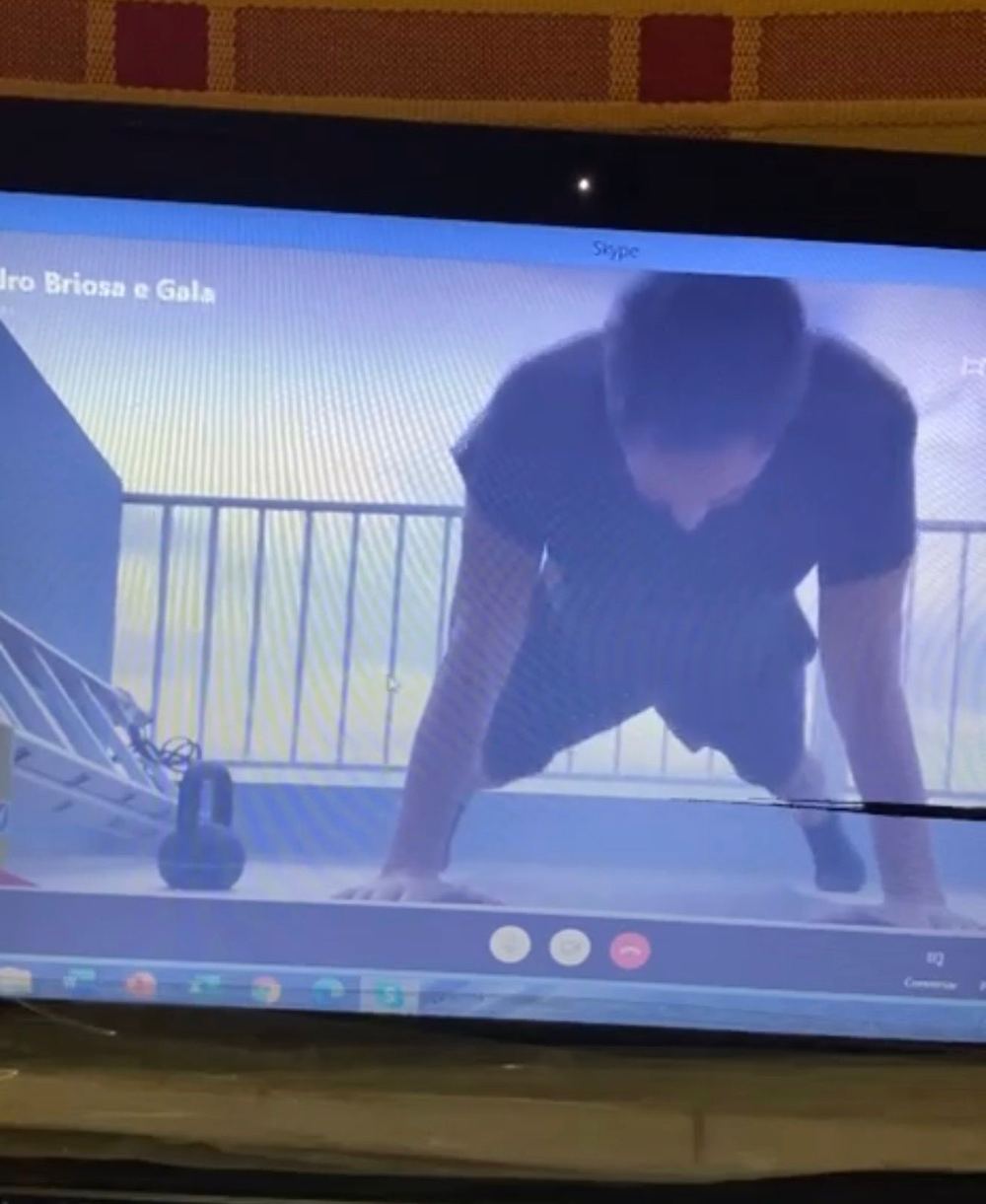 Sessão de personal training online por videochamada